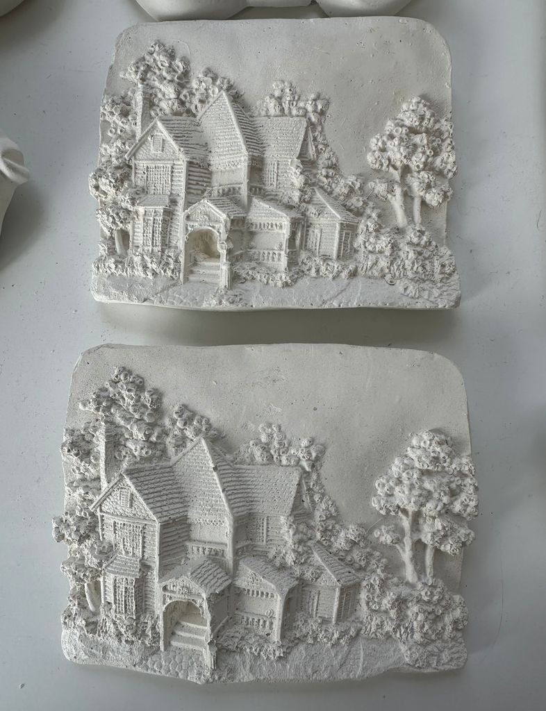 Cuadro con casa de yeso