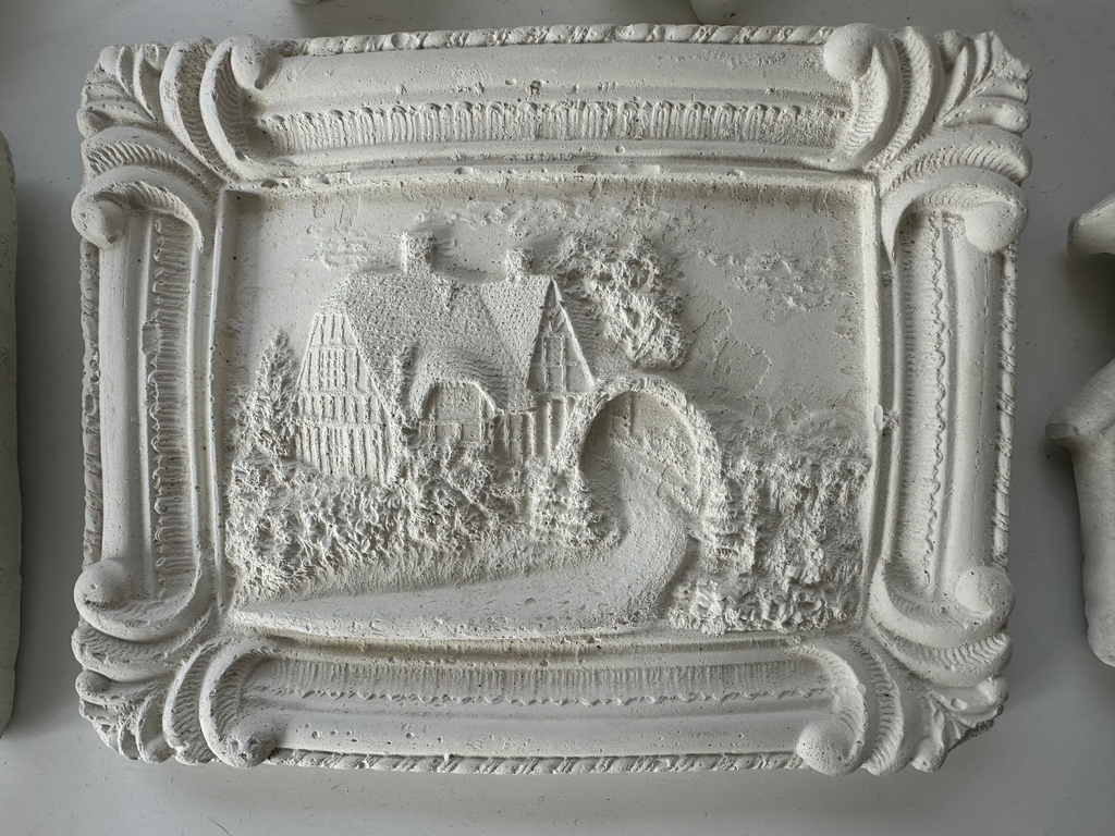 Cuadro enmarcado de casa de yeso