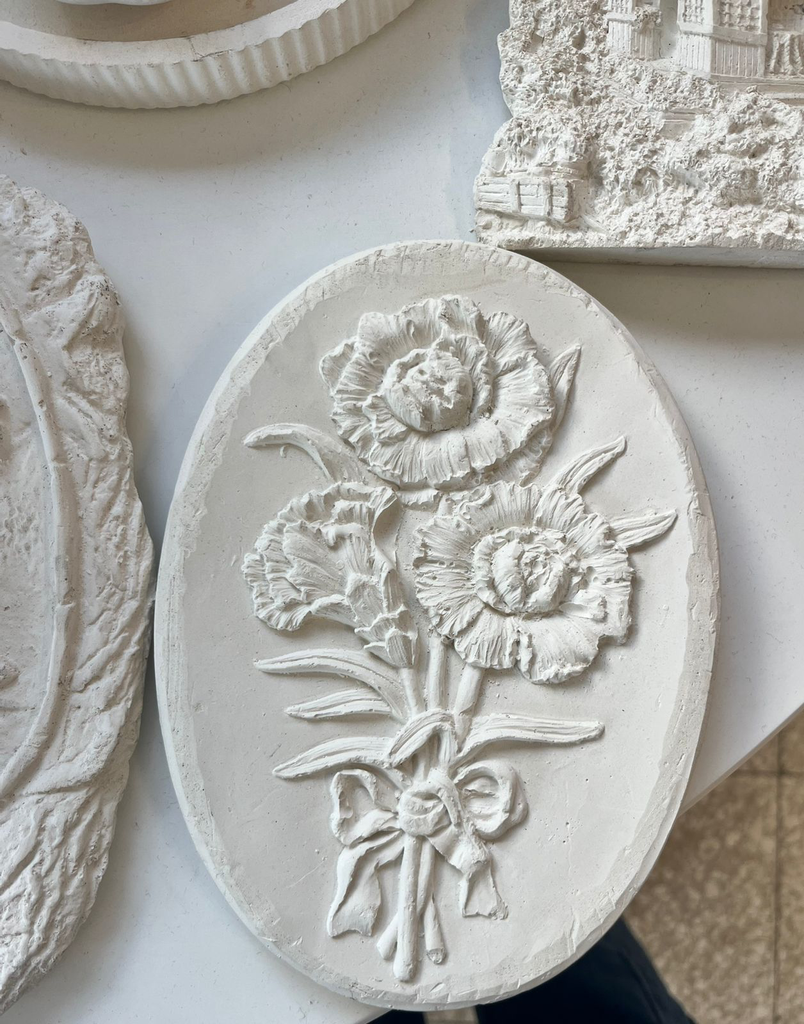 Cuadro con flores de yeso