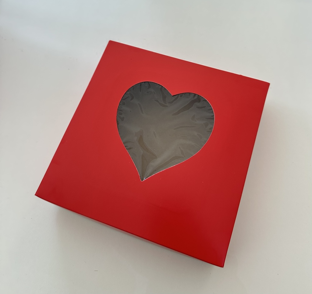 Caja roja con corazón 8" x 8" x 2" (h)