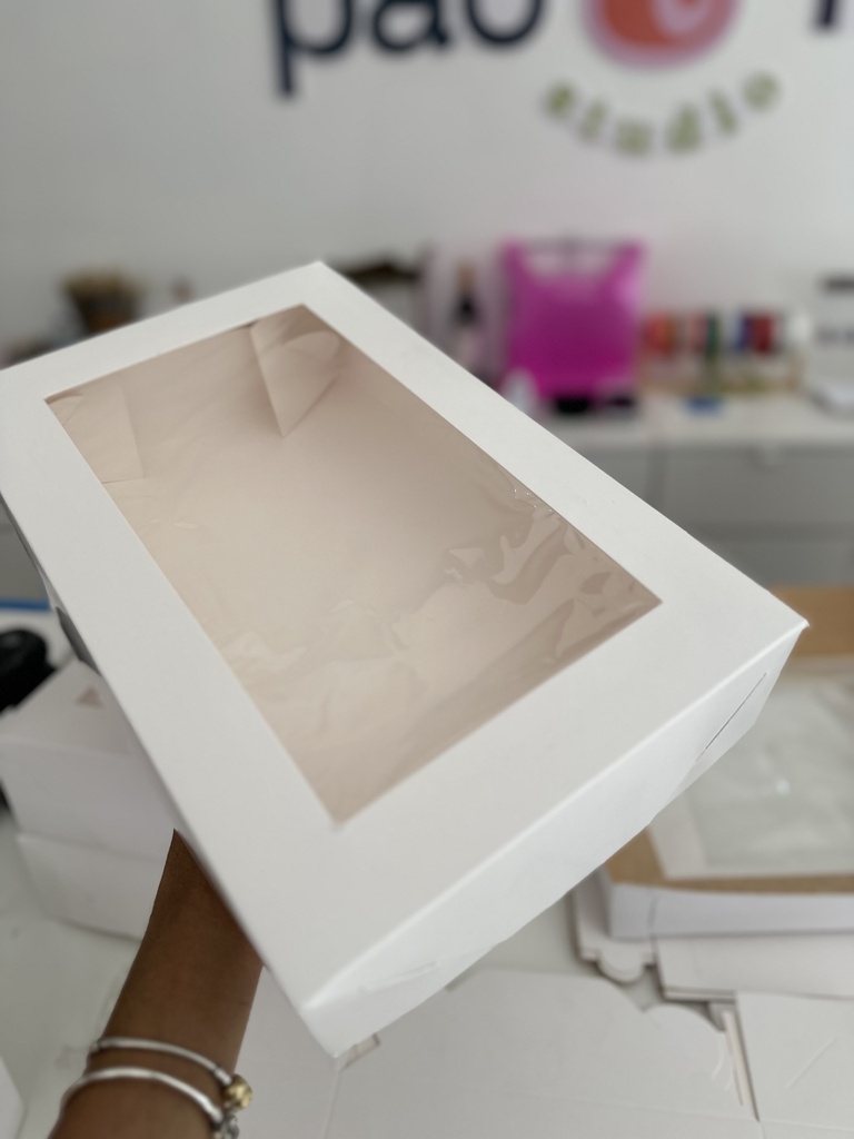 Caja blanca con ventana 14" x 9" x 3" (h)